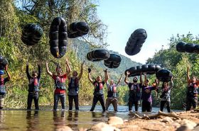 Pessoas em um rio jogando suas boias para cima