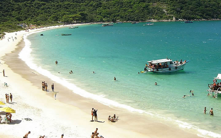 Pessoas na Praia do Pontal Pessoas na Praia do Pontal