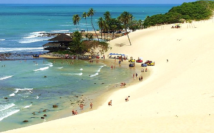 Pessoas na orla da Praia de Genipabu Pessoas na orla da Praia de Genipabu