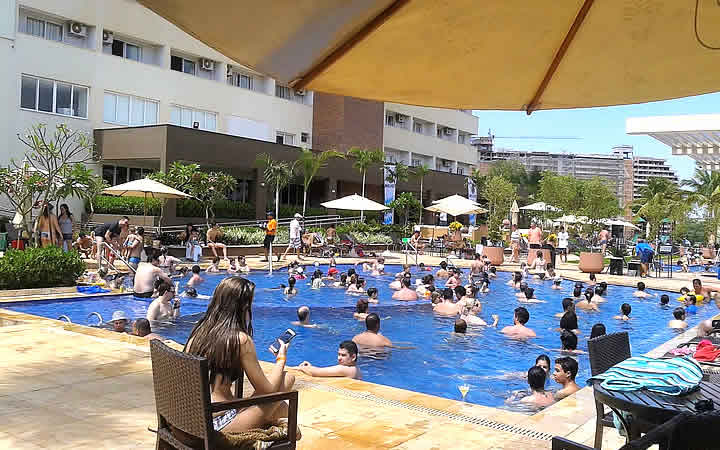 Pessoas na piscina do Celebration Resort em Olímpia Pessoas na piscina do Celebration Resort em Olímpia