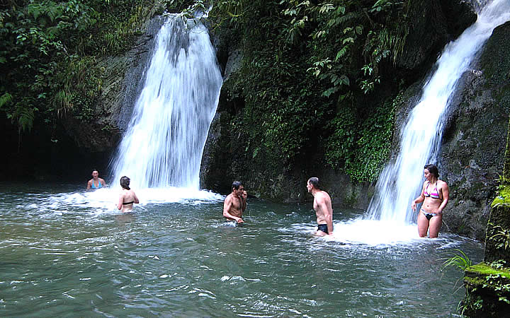 Pessoas nadando na Cachoeira do Taquaruvira Pessoas nadando na Cachoeira do Taquaruvira