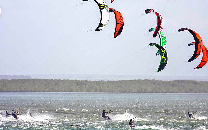 Pessoas praticando Kite surf Pessoas praticando Kite surf