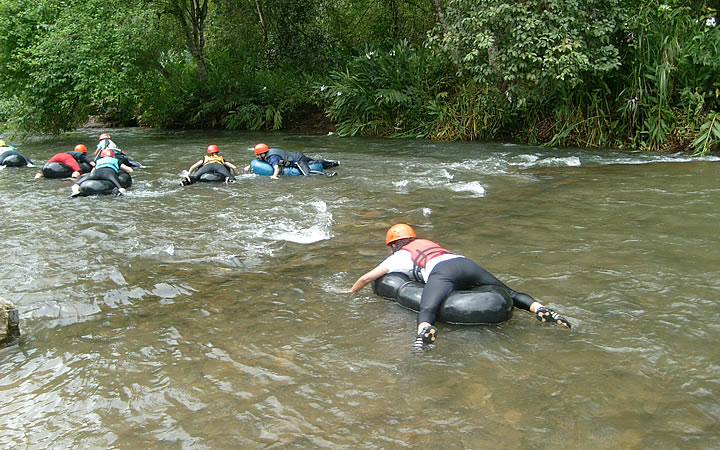 Pessoas praticando o Boia Cross no Rio Pessoas praticando o Boia Cross no Rio