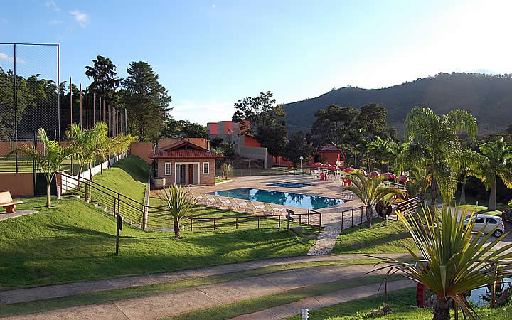 Piscina e casas do Recanto dos Nefelibatas em Águas de Lindóia Piscina e casas do Recanto dos Nefelibatas em Águas de Lindóia
