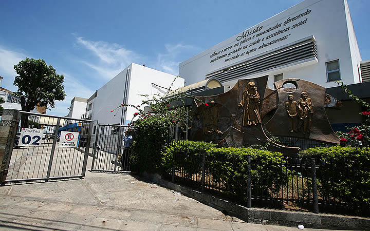 Prédio com jardim bonito na frente - Obras Sociais Irmã Dulce Prédio com jardim bonito na frente - Obras Sociais Irmã Dulce