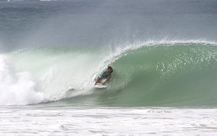 Surfista na Praia do Peró em Cabo Frio Surfista na Praia do Peró em Cabo Frio