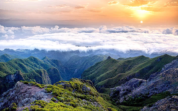 Vista panorâmica da cordilheira no Pico Ruivo