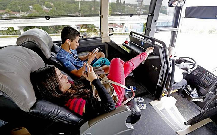 Pessoas no ônibus com roupas confortáveis Pessoas no ônibus com roupas confortáveis