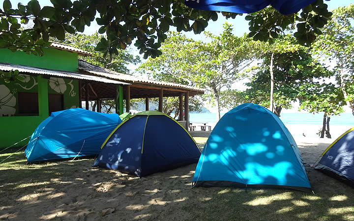 Barracas de acampamento na praia Barracas de acampamento na praia