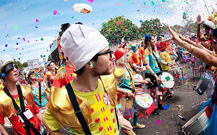 Bloco de Carnaval em Fortaleza - Musicos de percusão desfilando Bloco de Carnaval em Fortaleza - Musicos de percusão desfilando