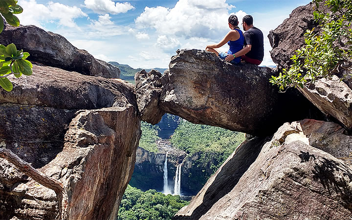Mirante da Janela Casal sentado sobre pedra no Mirante da Janela