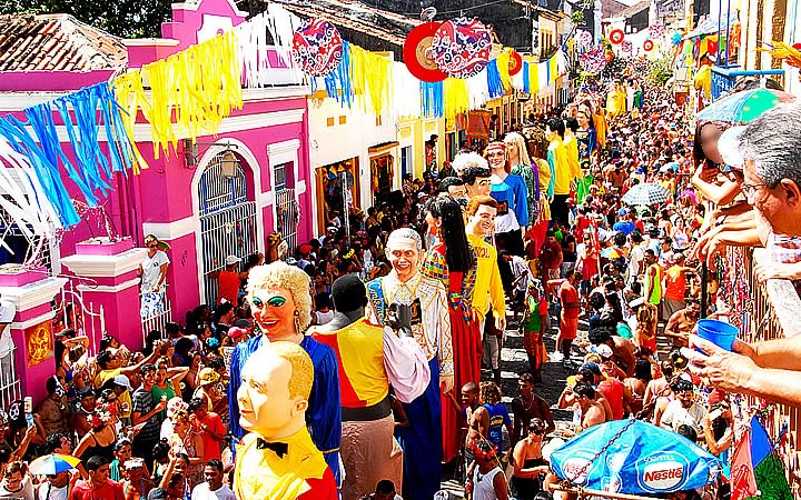 Foliões curtindo o carnaval em Olinda - Bonecos Gigantes Foliões curtindo o carnaval em Olinda - Bonecos Gigantes