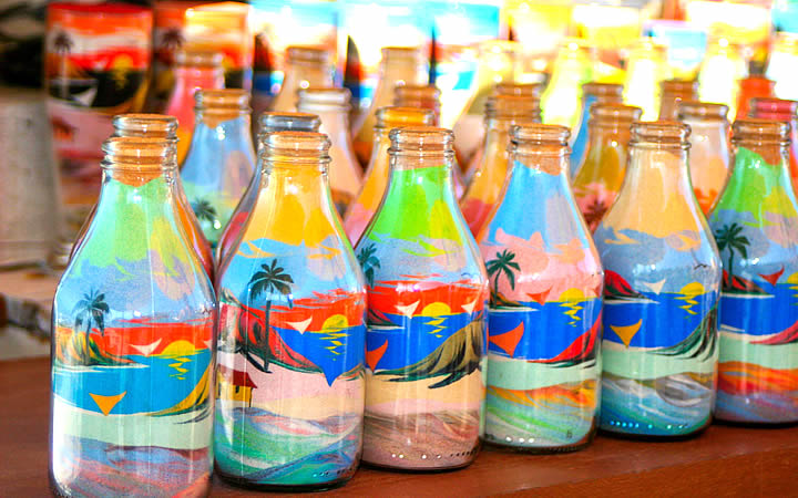 Garrafas decoradas com areia colorida Garrafas decoradas com areia colorida