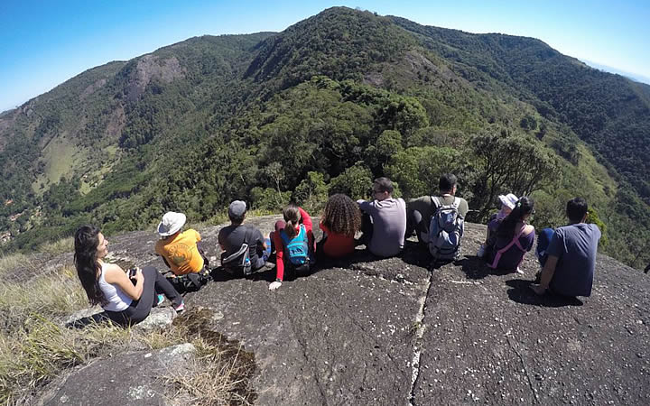 Grupo de pessoas no alto da pedra do forno Grupo de pessoas no alto da pedra do forno