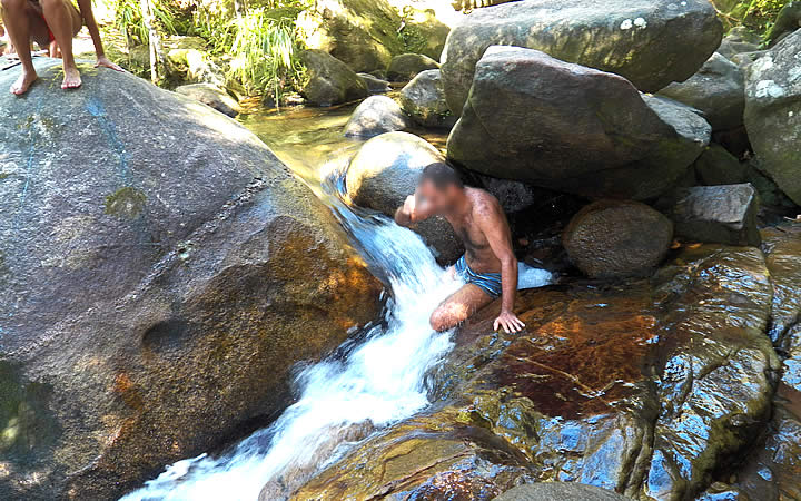 Homem no meio da Pedra que engole em Trindade Homem no meio da Pedra que engole em Trindade