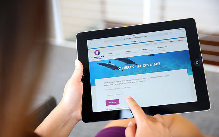 Mulher fazendo Check in online Mulher fazendo Check in online