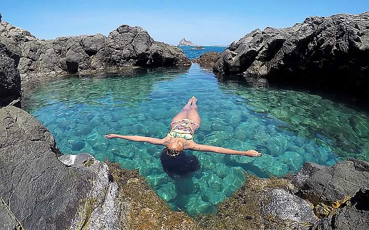 Mulher na Piscina Natural em Fernando de Noronha Mulher na Piscina Natural em Fernando de Noronha