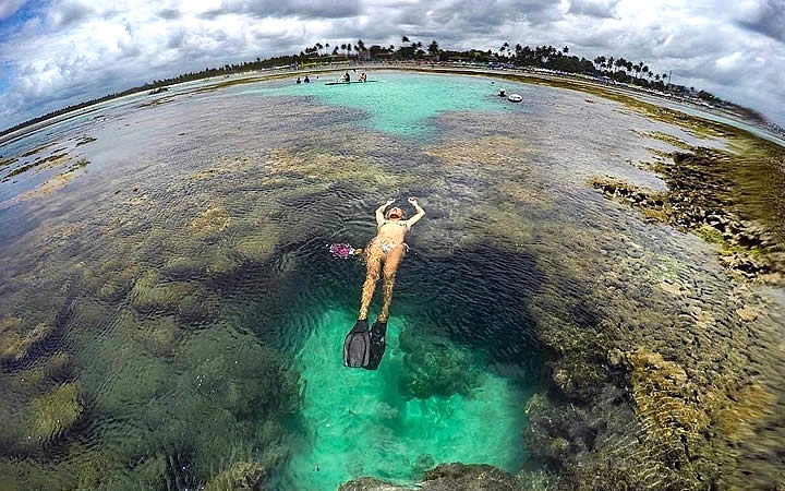 Mulher nadando em piscina natural - Porto de Galinhas – Pernambuco Mulher nadando em piscina natural - Porto de Galinhas – Pernambuco
