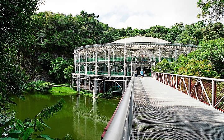 Passarela que leva a Ópera de Arame em Curitiba Passarela que leva a Ópera de Arame em Curitiba
