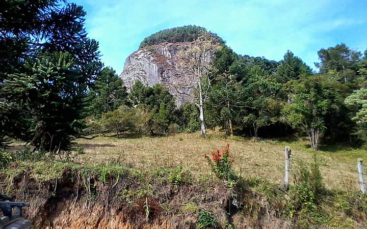 Pedra Chanfrada em Gonçalves Pedra Chanfrada em Gonçalves