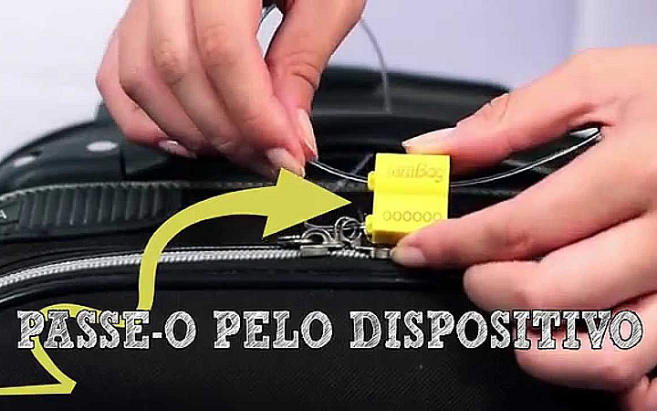 Pessoa passando o fio de Nylon no Lacre Pessoa passando o fio de Nylon no Lacre