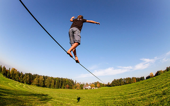 Pessoa praticando slackline Pessoa praticando slackline