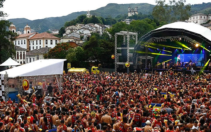 Pessoas curtindo o carnaval de Ouro Preto Pessoas curtindo o carnaval de Ouro Preto