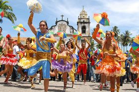 Pessoas-dançando-em-bloco-de-carnaval-no-Brasil