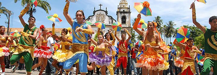 Pessoas-dançando-em-bloco-de-carnaval-no-Brasil Pessoas-dançando-em-bloco-de-carnaval-no-Brasil