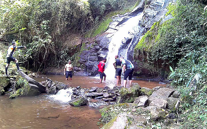 Pessoas na Cachoeira do Caipira em Taubaté Pessoas na Cachoeira do Caipira em Taubaté