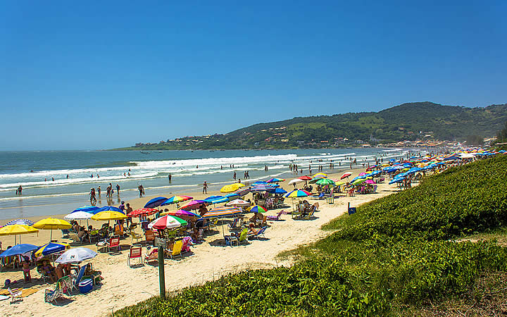Pessoas na orla da praia de Garopaba Pessoas na orla da praia de Garopaba