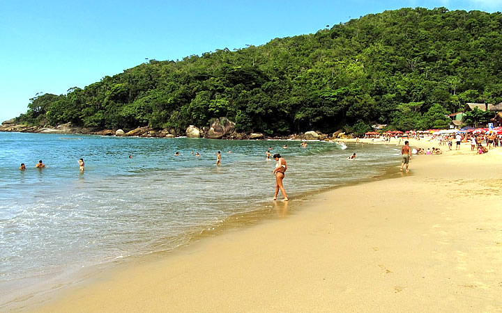 Pessoas na praia dos ranchos Pessoas na praia dos ranchos