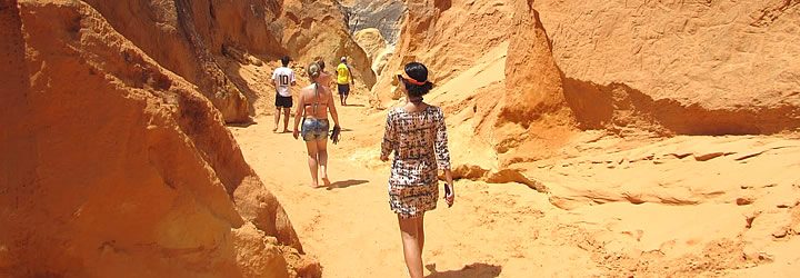 Pessoas passeando no labirinto de falésias na Praia das Fontes Pessoas passeando no labirinto de falésias na Praia das Fontes