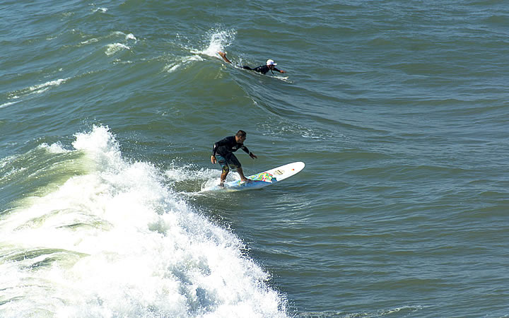 Pessoas praticando surf em Garopaba Pessoas praticando surf em Garopaba