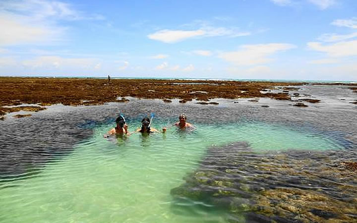 Piscina natural na praia de patacho Piscina natural na praia de patavho