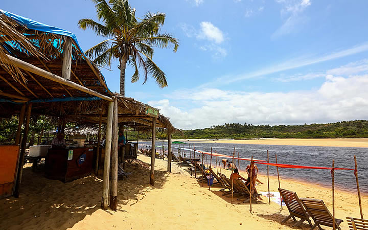 Praia com diversas cadeiras na orla da praia em Caraíva Praia com diversas cadeiras na orla da praia em Caraíva