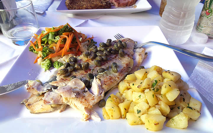 Prato com frango, batata cozida e salada Prato com frango, batata cozida e salada