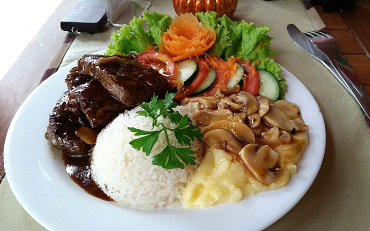 Prato de Comida - Arroz feijão, salada e carne Prato de Comida - Arroz feijão, salada e carne