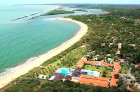 Vista aérea de praia em Santo André Bahia