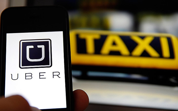 App do uber e painel do táxi ao fundo App do uber e painel do taxi ao fundo