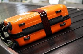 Bagagem na esteira do aeroporto