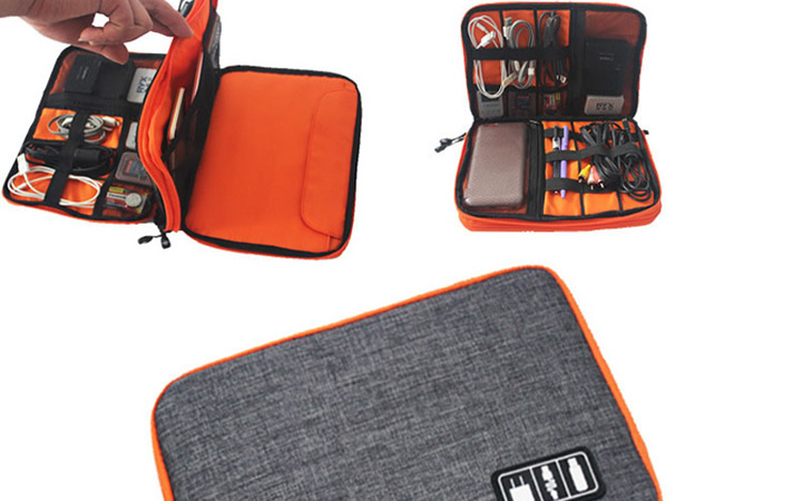 Bolsa com carregador, adaptador de tomada universal e fones de ouvido Bolsa com carregador, adaptador de tomada universal e fones de ouvido
