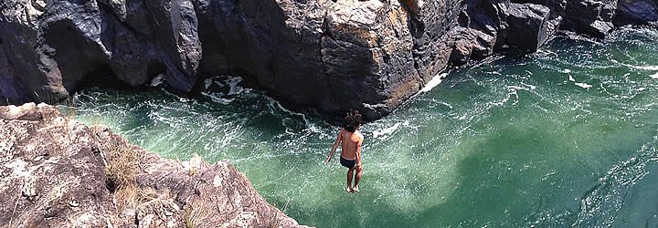 Homem pulando em rio - São Jorge Homem pulando em rio - São Jorge