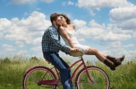 Casal em bicicleta