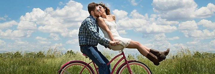 Casal em bicicleta Casal em bicicleta