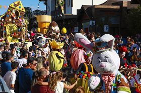 Desfile de páscoa em Gramado e Canela
