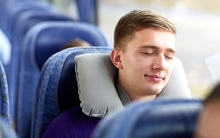 Homem com Travesseiro para o pescoço Homem com Travesseiro para o pescoço