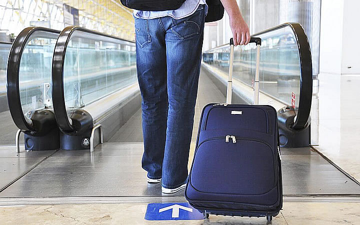 Homem segurando mala de viagem Homem segurando mala de viagem
