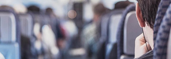 Homem sentado no banco do avião Homem sentado no banco do avião