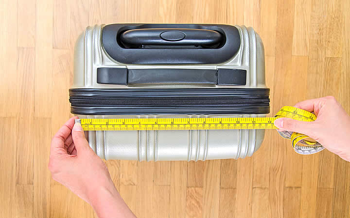 Medindo a bagagem de mão Medindo a bagagem de mão